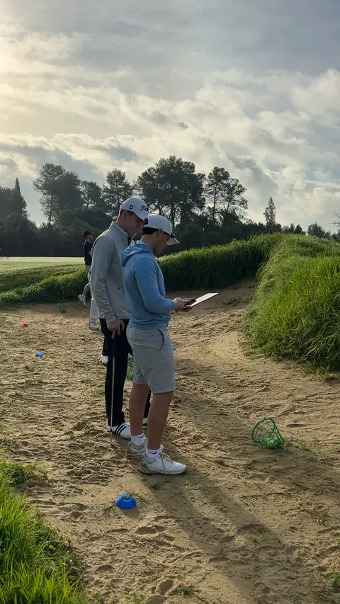 Huw talking a player through a shot from the sandy waste area